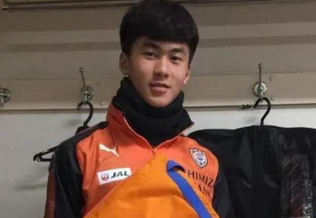 叶辰微微一笑，说：虽说她师父为人傲慢无礼，不过这个女孩子还是很懂礼数的，如果她再去求你帮忙，你拒绝便是，没必要为难她，咱们中国人向来讲道理，一码归一码，不会一杆子打死一切。